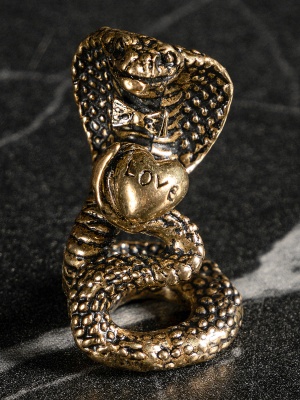 Статуэтка "Змей" с сердцем, в пакете/блистере.