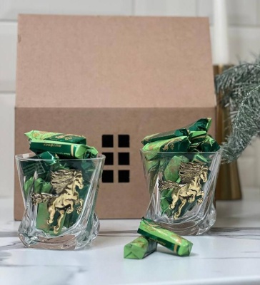 Набор из 2-х бокалов для виски с накладкой Огненный конь в подарочном Домике с конфетами