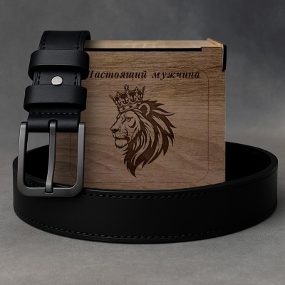 Ремень кожаный с гравировкой "Настоящий мужчина" в подарочной деревянной коробке