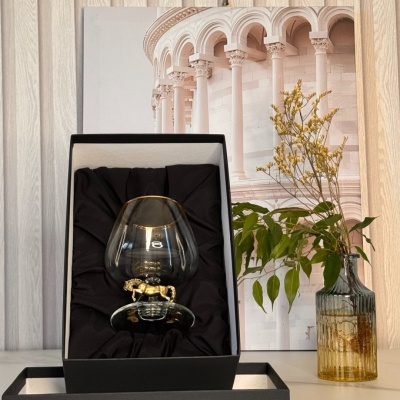 Бокал для коньяка со статуэткой Лошадь в черной коробке