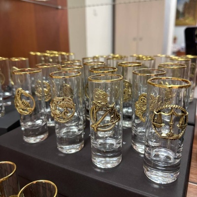 Набор из 12-ти стопок для водки Сиде с накладками знаки Зодиака (Водолей, Рыбы, Овен, Телец, Близнецы, Рак, Лев, Дева, Весы, Скорпион, Стрелец, Козерог) в черной подарочной коробке