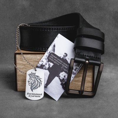 Ремень кожаный с гравировкой "Настоящий мужчина" в подарочной деревянной коробке