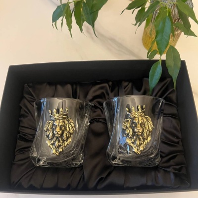 Набор из 2-х бокалов для виски с накладками Лев в короне в черной коробке