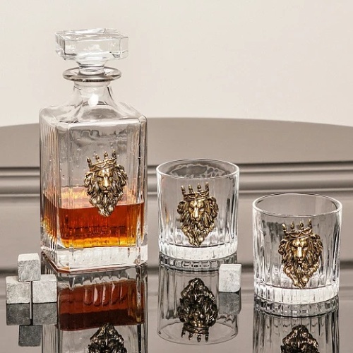 Набор подарочный со штофом и 2 стаканами для виски "Лев с короной", в пожарочной коробке