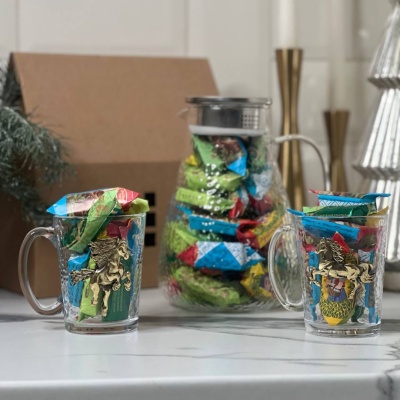 Набор С Новым годом: чайник, 2 кружки, конфеты, упаковка Домик