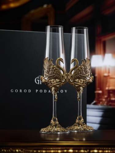 Набор 2 бокала для шампанского "Лебеди", в черной подарочной упаковке.