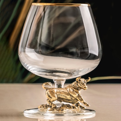 Подарочный бокал для коньяка "Бык" в картонной коробке