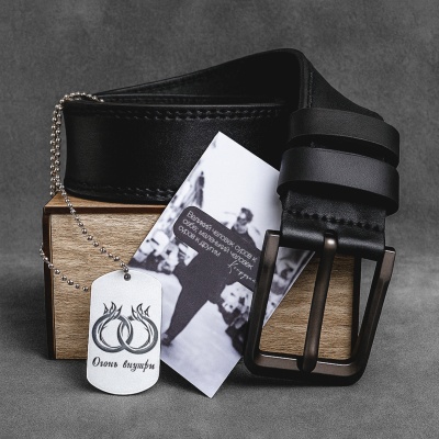 Ремень кожаный с гравировкой "Лучший муж" в подарочной деревянной коробке