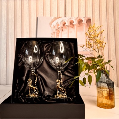 Набор из 2-х бокалов для вина со статуэткой Лошадь в черной подарочной коробке