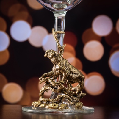 Бокал для вина "Львица на ветке"(со статуэткой на ножке), в подарочной упаковке