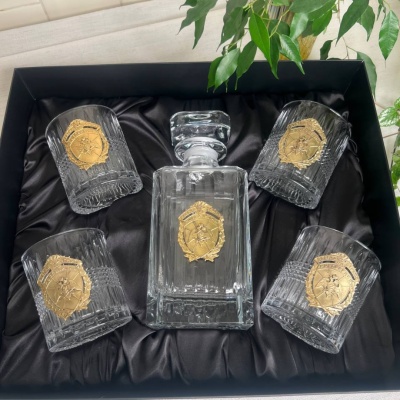 Набор со штофом Росгвардия: Штоф Таймлесс, 4 бокала для виски с накладками в черной коробке