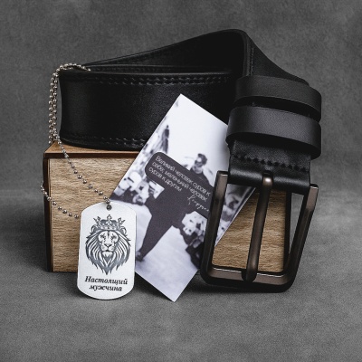 Ремень кожаный с гравировкой "Настоящий мужчина" в подарочной деревянной коробке