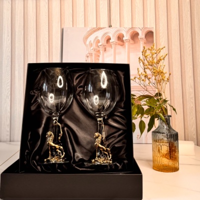 Набор из 2-х бокалов для вина со статуэткой Лошадь в черной подарочной коробке