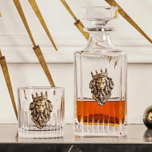 Набор подарочный со штофом и 2 стаканами для виски "Лев с короной", в пожарочной коробке