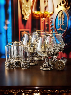 Набор 4 бокала для коньяка (Р) "Дракон на шаре",6 стопок патрон "Дракон", в деревянной шкатулке.