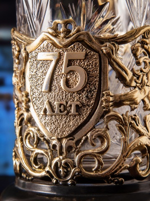 Подстаканник ручной работы С Юбилеем 75 лет в черной подарочной упаковке
