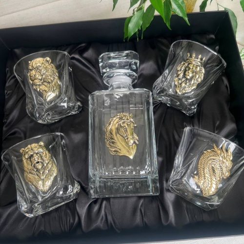 Набор со штофом Новогодний: Штоф Таймлесс с накл. Лошадь, 4 бокала для виски с накладками Дракон, Медведь, Волк, Лев с короной в черной коробке