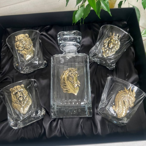 Набор со штофом Новогодний: Штоф Таймлесс с накл. Лошадь, 4 бокала для виски с накладками Дракон, Медведь, Волк, Лев с короной в черной коробке