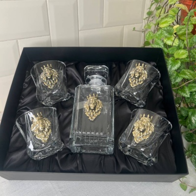 Набор со штофом Лев в короне: Штоф Таймлесс, 4 бокала для виски с накладками в черной коробке