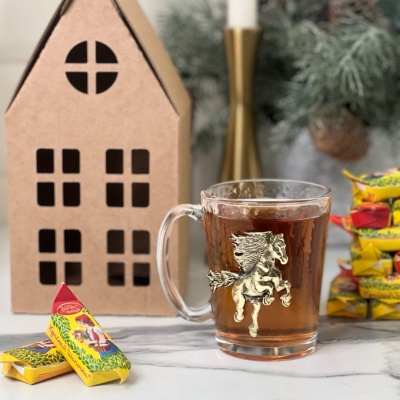 Набор С Новым годом: кружка с накладой Огненный конь, конфеты, упаковка Домик