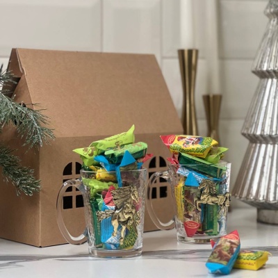 Набор С Новым годом: 2 кружки с накладками Огненный конь, конфеты, упаковка Домик